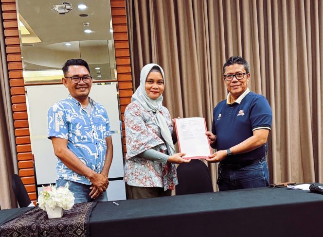 
 Sekretaris KORMI Kabupaten Halmahera Barat, Fenny Kiat dan Dr. Yuslan ST, MT selaku Koordinator Wilayah Timur foto bersama paska penandatanganan kerja sama Turnamen Antar Kampung (Tarkam) Kemenpora tahun 2025.