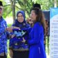 Bupati James Uang di dampingi Kepala Bapenda Chuzaemah Djauhar menyerahkan cendramata kepada Kepala Bank Maluku-Malut sebagai media kerjasama dalam mensukseskan launching aplikasi E-payment. Foto: OpsiNews).