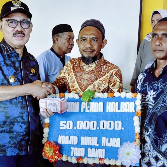 
 Wujudkan Program Religius, Bupati Halbar Salurkan Bantuan Mesjid