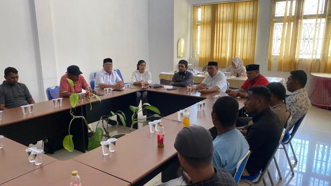 
 Komisi II DRPD Halmahera Barat RDP Bersama Masyarakat Dan Nelayan Desa Saria. Rabu (15/10/2025).