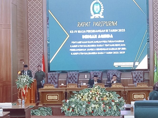 
 Wakil Bupati Halmahera Barat, Djufri Muhamad saat membacakan laporan paripurna. Rabu (15/10/2025).