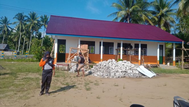 
 Proses pekerjaan Sekolah Dasar di Kecamatan Gane Timur, Halmahera Selatan.