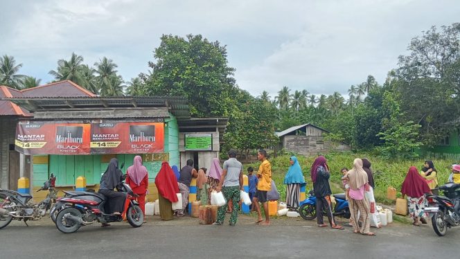 
 Terlihat Masyarakat Desa Matuting sedang antri minyak tanah bersubsidi (WK/001)