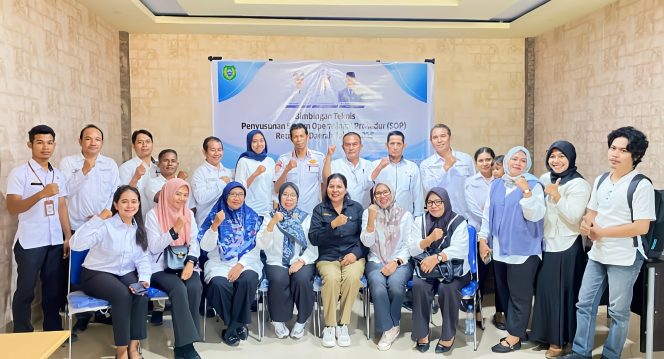 
 Kepala Bapenda Halbar foto bersama dengan Dinas pengelola pendapatan. Sumber: Bapenda Halbar 