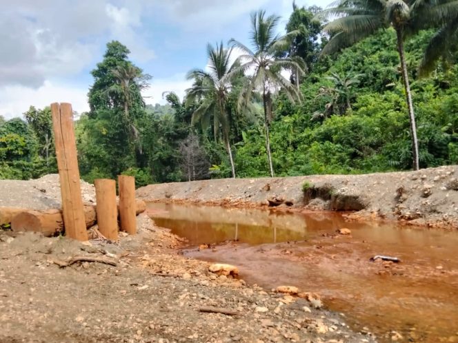 
 Sungai di Obi selatan berubah warna (foto: WK/001).