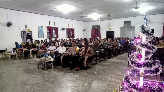 
 Kapolsek Gane Timur menghadiri ibadah perayaan Natal (foto: WK/001).