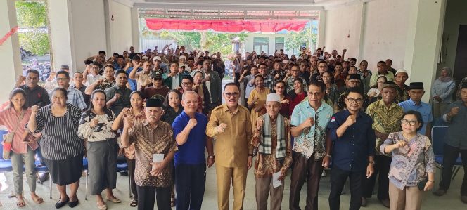 
 Bupati Halbar James Uang bersama para Imam dan Pendeta (foto: OpsiNews).