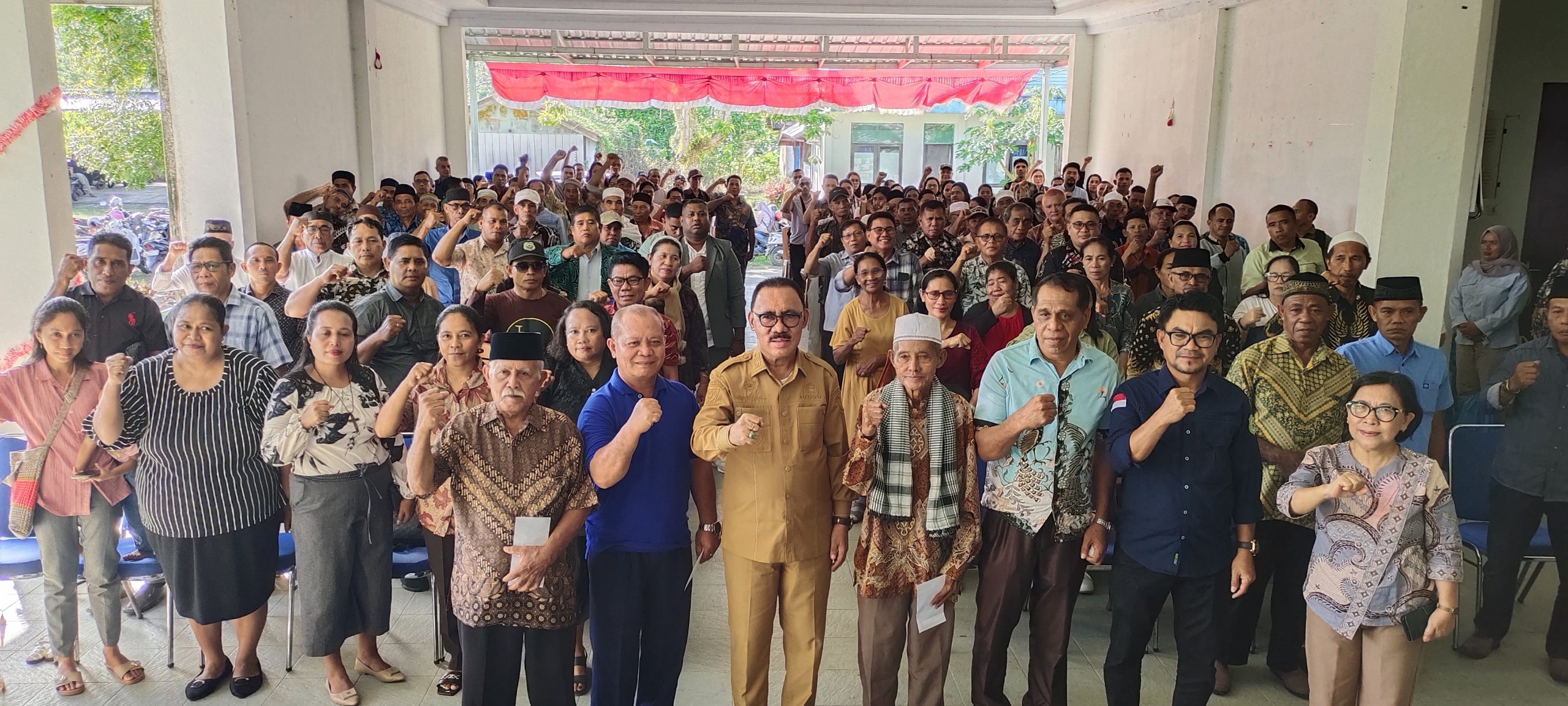 Bupati Halbar James Uang Salurkan Insentif Imam dan Pendeta - Opsi.News