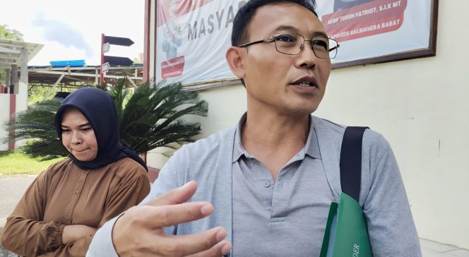 
 Direktur PT Vpol Tirta Sejahtera, Rudi saat di wawancarai di halaman Polres Halbar (foto: OpsiNews).