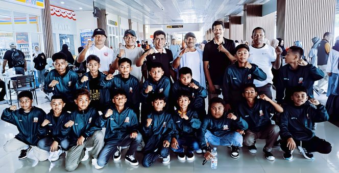
 Jajanrn Official dan pemain usia 12 Tunas Muda di Bandara Sultan Babullah. Selasa, (23/12/2025).