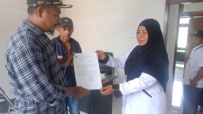 
 Ketua dan anggota BPD menyerahkan berkas pengusulan Pj Kades di Kantor Camat Gane Timur