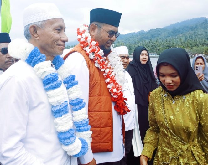 
 Disambut Hangat Warga, Bupati Halsel Resmi Masjid Al- ITQIAI Saketa