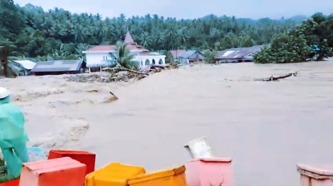 
 Banjir merendam rumah warga di Desa Gamlamo Kecamatan Ibu Kabupaten Halmahera Barat (Foto: Istimewa).