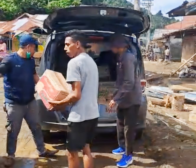 
 Suseno dan pengurus memberikan bantuan kepada masyarakat terkena musibah banjir di kecamatan ibu (foto: Istimewa).