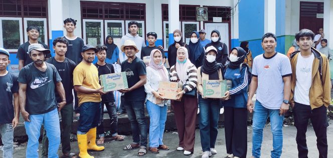 
 Karang taruna soa romdidi menyerahkan bantuan ke kepala Desa Gamlamo Kecamatan Ibu. Rabu, (14/01/2025).