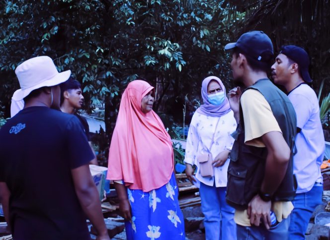 
 Kucuran air mata ibu Nurjaiba Abas saat di datangi sejumlah media dan relawan. Rabu,(14/01/2026).