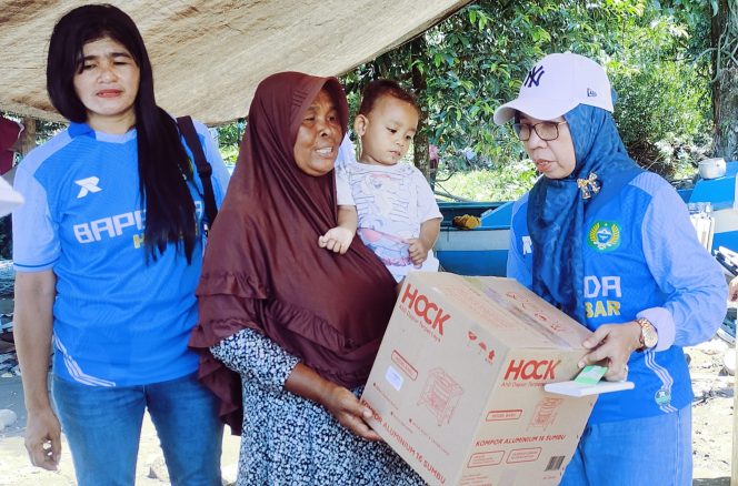 
 Hj. Chuzaemah Djauhar memberikan dukungan sosial bagi masyarakat terkena dampak banjir di kecamatan ibu. Kamis, (15/01/2025).