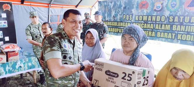
 Komitmen Mendampingi Warga, Marsekal TNI Joko Sugeng Salurkan Bantuan Untuk Korban Banjir di Halmahera Barat (foto: OpsiNews).