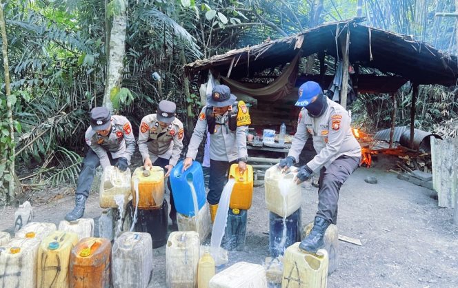 
 Proses pemusnahan Miras jenis cap tikus (foto: OpsiNews).