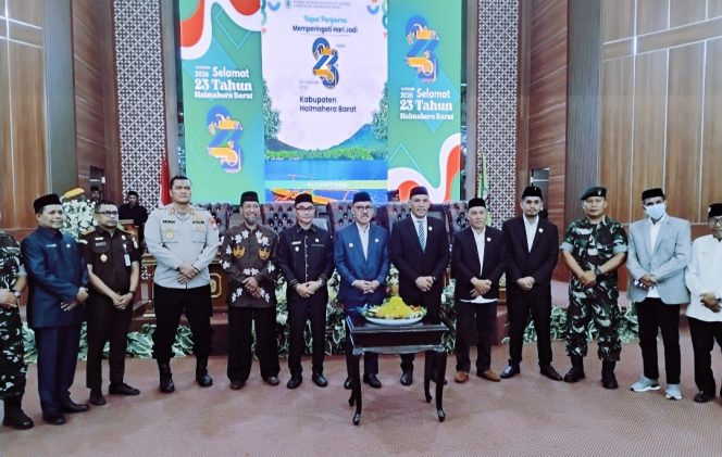 
 Pimpinan DPRD foto bersama dengan jajaran forkopimda Kabupaten Halmahera Barat. 