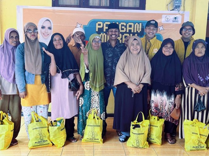 
 Ketua DPD Partai Golkar Kabupaten Halmahera Barat bersama pengurus Provinsi Foto bersama masyarakat penerima pangan murah. Senin (09/03/2025).