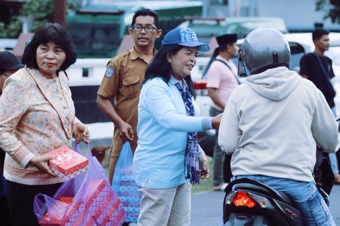 
 Ketua GOW Kabupaten Halmahera Barat sedang membagi takjil kepada masyarakat yang sedang berkendara.