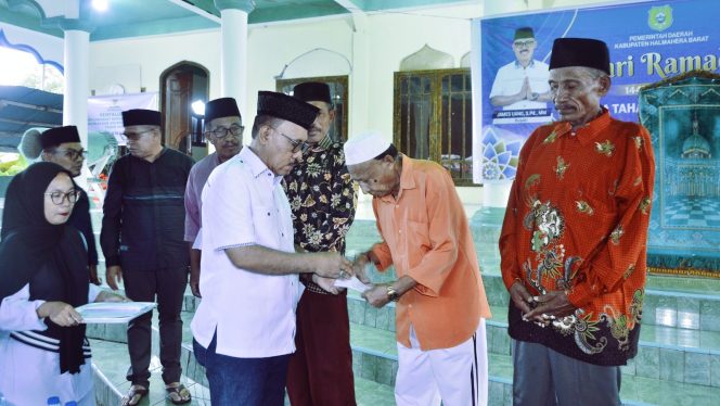 
 Bupati Halmahera Barat, James Uang menyerahkan bantuan kepada masyarakat di Desa Tahafo, Kecamatan Ibu Tengah 
