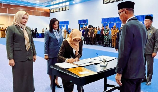 
 Penandatanganan SK Yang Dilakukan Chuzaemah Dan Ketiga ASN Yang Dilantik.