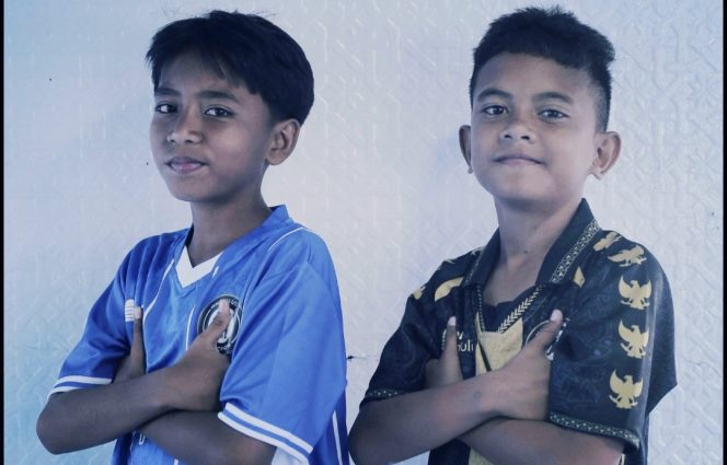 
 Neimar Loa (Biru) dan Fadil Fandi (Hitam).