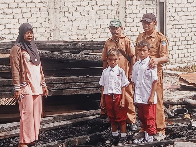 
 Kepala Desa Wayamiga menemui masyarakat yang rumahnya terdampak musibah 