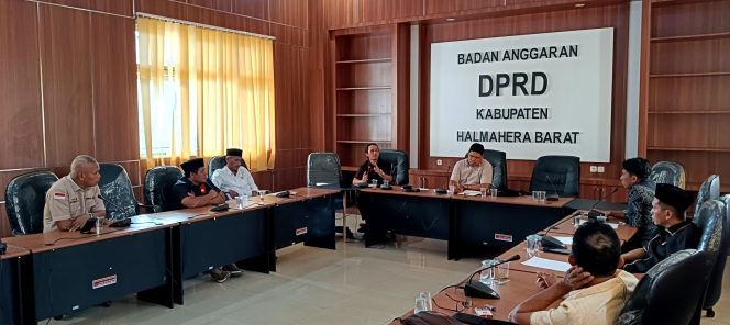 
 Panitia khusus (Pansus) BLUD RSUD Jailolo sedang menggelar rapat di ruang banggar.