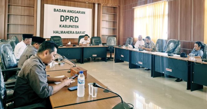 
 DPRD Kabupaten Halmahera Barat menggelar rapat Badan Musyawarah (Bamus). Rabu, (01/2/2025).