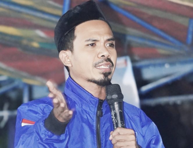 
 Fahmi Albaar, Sekretaris Fraksi Demokrat 
DPRD Kabupaten Halmahera Barat