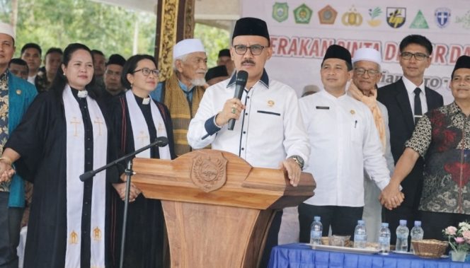 
 Bupati James Uang saat menyampaikan sambutan di lapangan sasadu Desa Acango Kecamatan Jailolo 