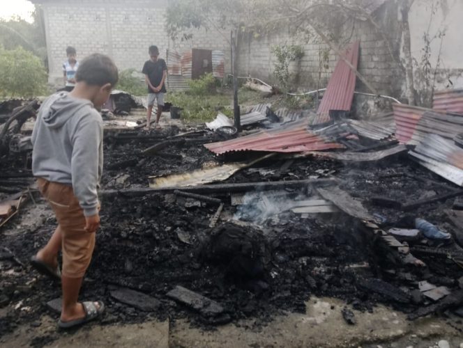 
 Keadaan rumah yang terbakar di Wayamiga Halmahera Selatan 
