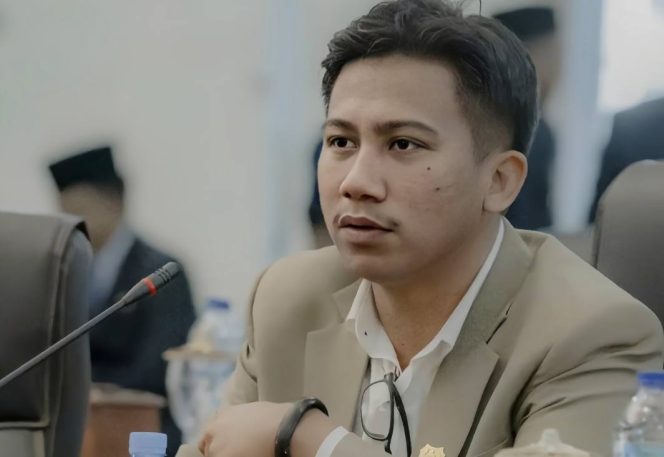 
 F Glen Balatjai selaku Ketua Fraksi Partai Gerinda DPRD Kabupaten Halmahera Barat 