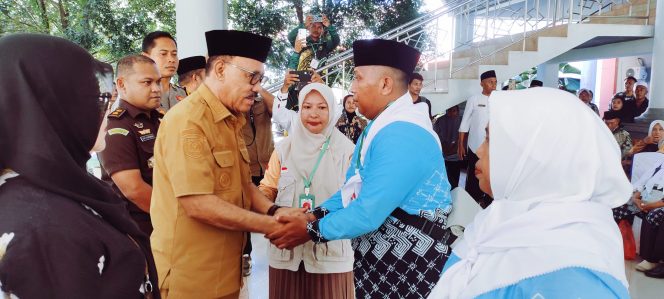 
 Bupati Halmahera Barat, James Uang memberikan tanda pelepasan kepada Jama'ah Calon Haji (JCH) tahun 1447 Hijriah/2026.