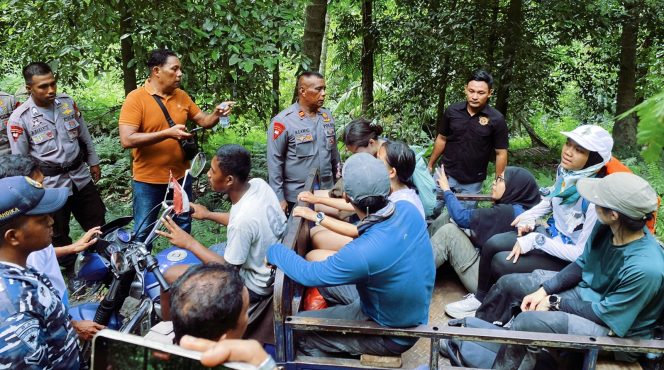 
 SAR Brimob Polda Maluku Utara melakukan evakuasi pendaki Gunung Dukono