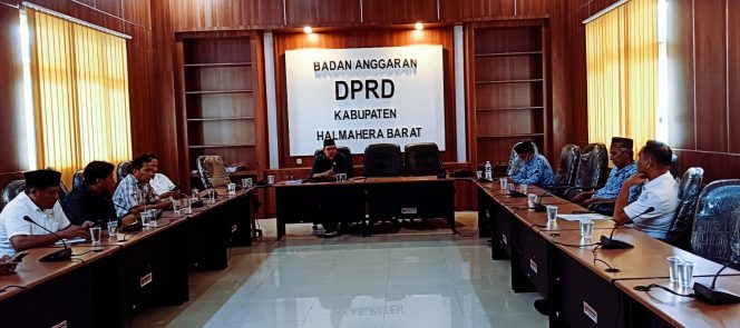 
 Pansus BLUD RSUD Jailolo RDP bersama kepala BPJS Halbar, Kepala BKAD Halbar dan Inspektorat Daerah di ruang banggar DPRD Kabupaten Halmahera Barat. (Foto: istimewa).
