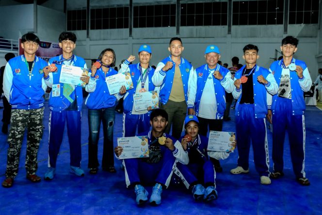 
 Manajer, Hi. Imrat I(Topi biru sebelah kiri) drus dan Atlet Wushu Halmahera Barat 