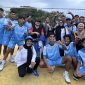 Ketua PBVSI Halbar, Fenny Kiat foto bersama dengan pemain voli putra Halmahera Barat.