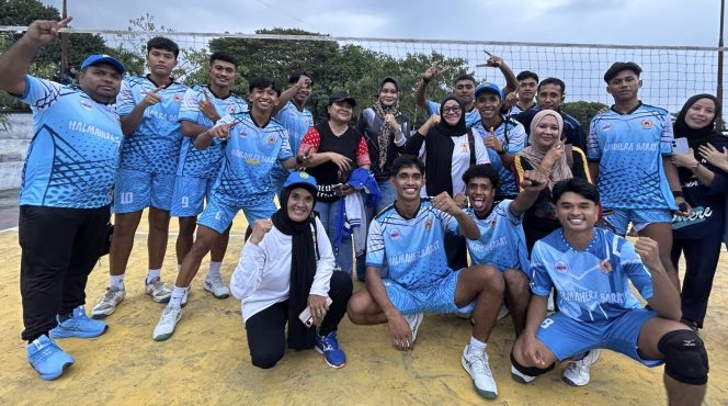 
 Ketua PBVSI Halbar, Fenny Kiat foto bersama dengan pemain voli putra Halmahera Barat.