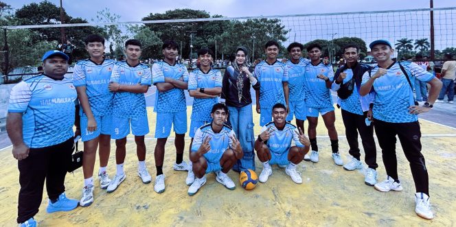 
 Manajer (Fenny Kiat) bersama tim Bola Volly putra Halmahera Barat 