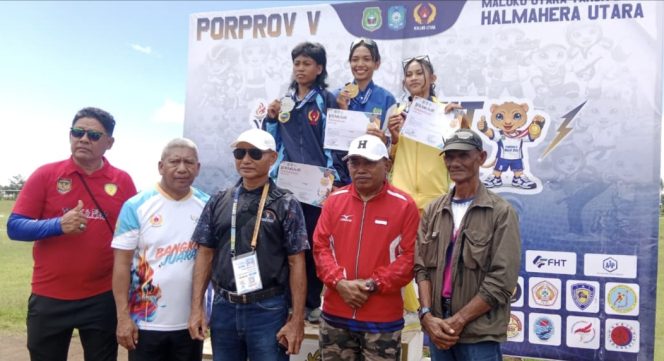 
 Sekretaris KONI (Hi.Heemanto) dan Pelatih Atletik Halbar (Kabir) foto bersama Atlit penerima medali (Foto: OpsiNews).