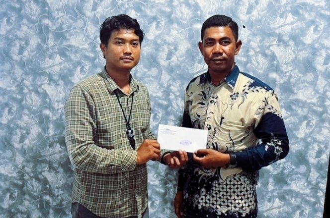 
 Yeri kekanok (Kanan) saat mewakili kliennya memasukkan laporan ke Polda Maluku Utara (Istimewa)