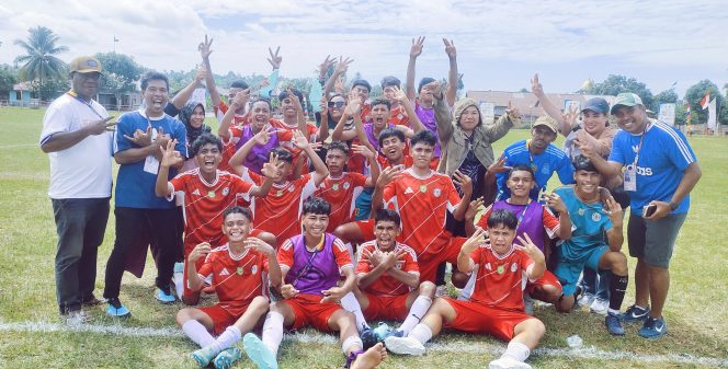 
 Tim Sepakbola Halbar merayakan kemenangan atas tim sepakbola Halteng di ajang Popda XII Kabupaten Morotai 