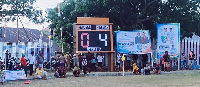
 Papan skor menunjukkan Halbar menang 4-0 atas Halsel 