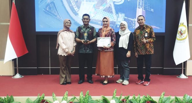 
 Sekretaris Daerah, Julis Marau & Kepala Inspektorat Daerah, Fenny Kiat bersama jajaran Inspektorat menerima penghargaan PTLHP BPK Semester I Tahun 2026