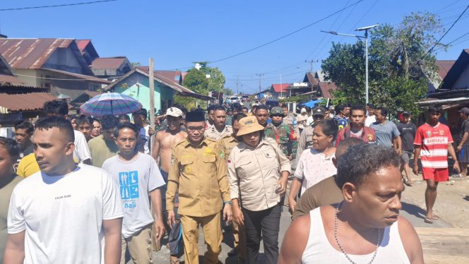 
 Wakil bupati dan Kepala Kesbangpol Halbar beserta masyarakat Desa Bataka Kecamatan Ibu selatan.
