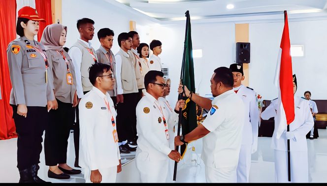 
 Sekretaris PPI Maluku Utara menyerahkan pataka kepada ketua PPI Halmahera barat.